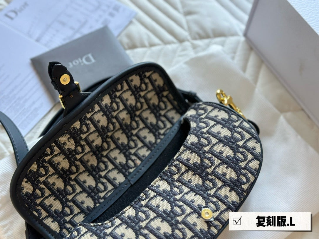 DR361 Dior Bobby East-West Bag / 8.5 x 4.5 x 2 inches