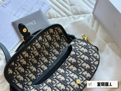 DR361 Dior Bobby East-West Bag / 8.5 x 4.5 x 2 inches