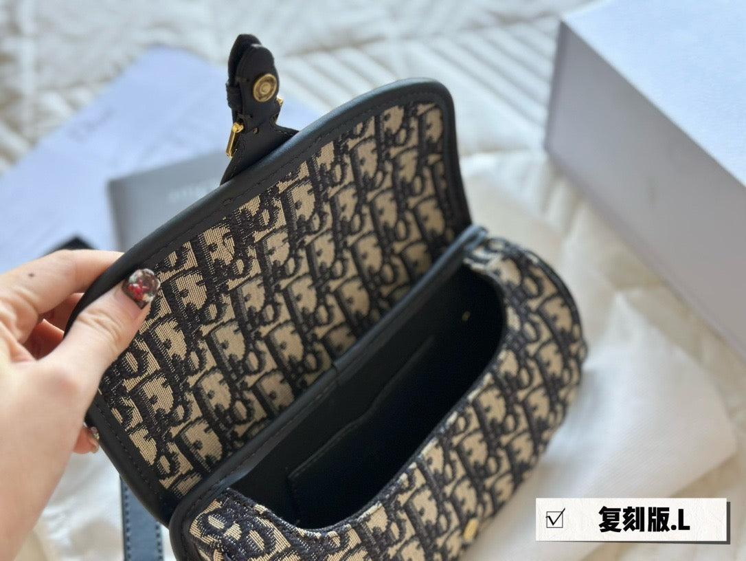 DR361 Dior Bobby East-West Bag / 8.5 x 4.5 x 2 inches