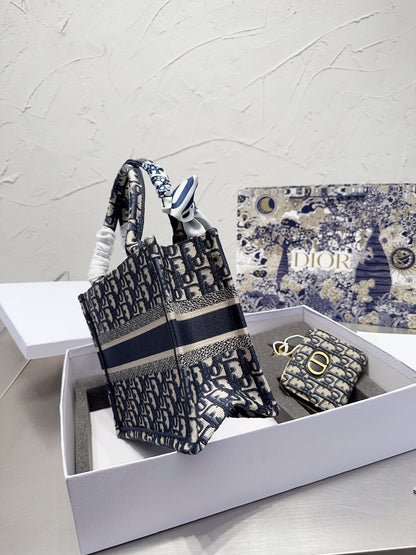 DR258 Small Dior Book Tote / 10.2 x 8.5 x 5.5 inches (Including the Wallet)