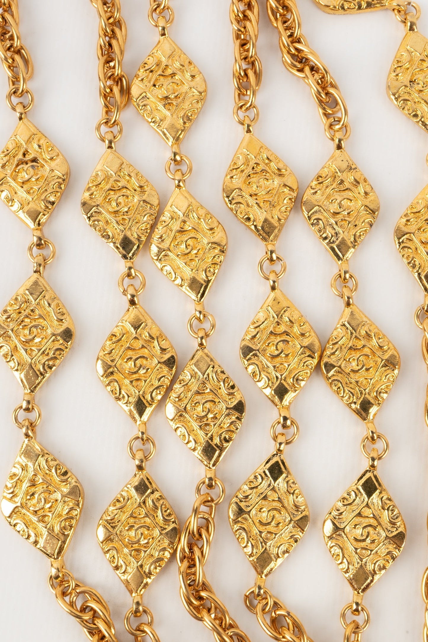 Collier / sautoir en mtal dor Chanel