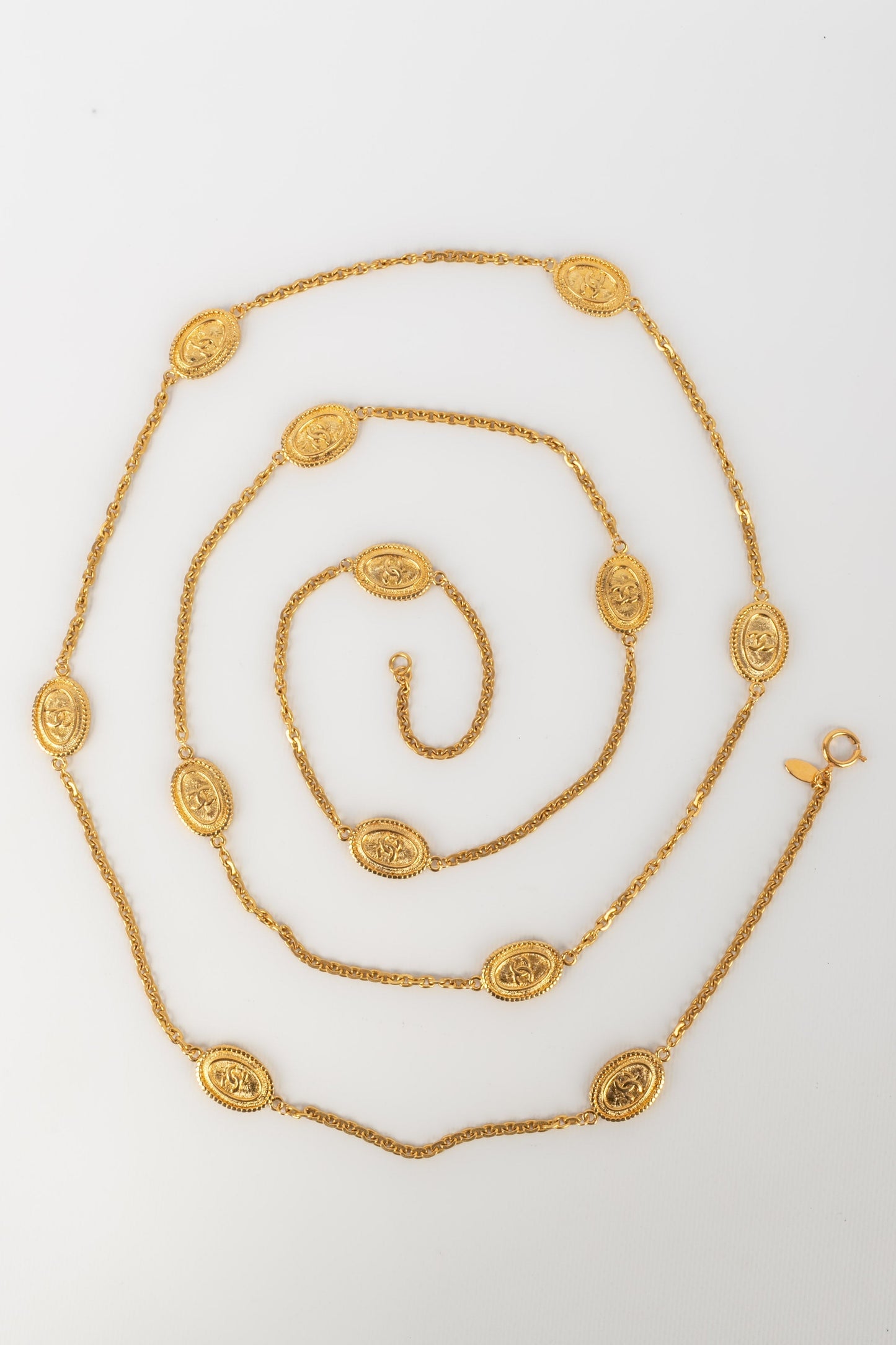 Collier / Sautoir en mtal dor Chanel 1980's