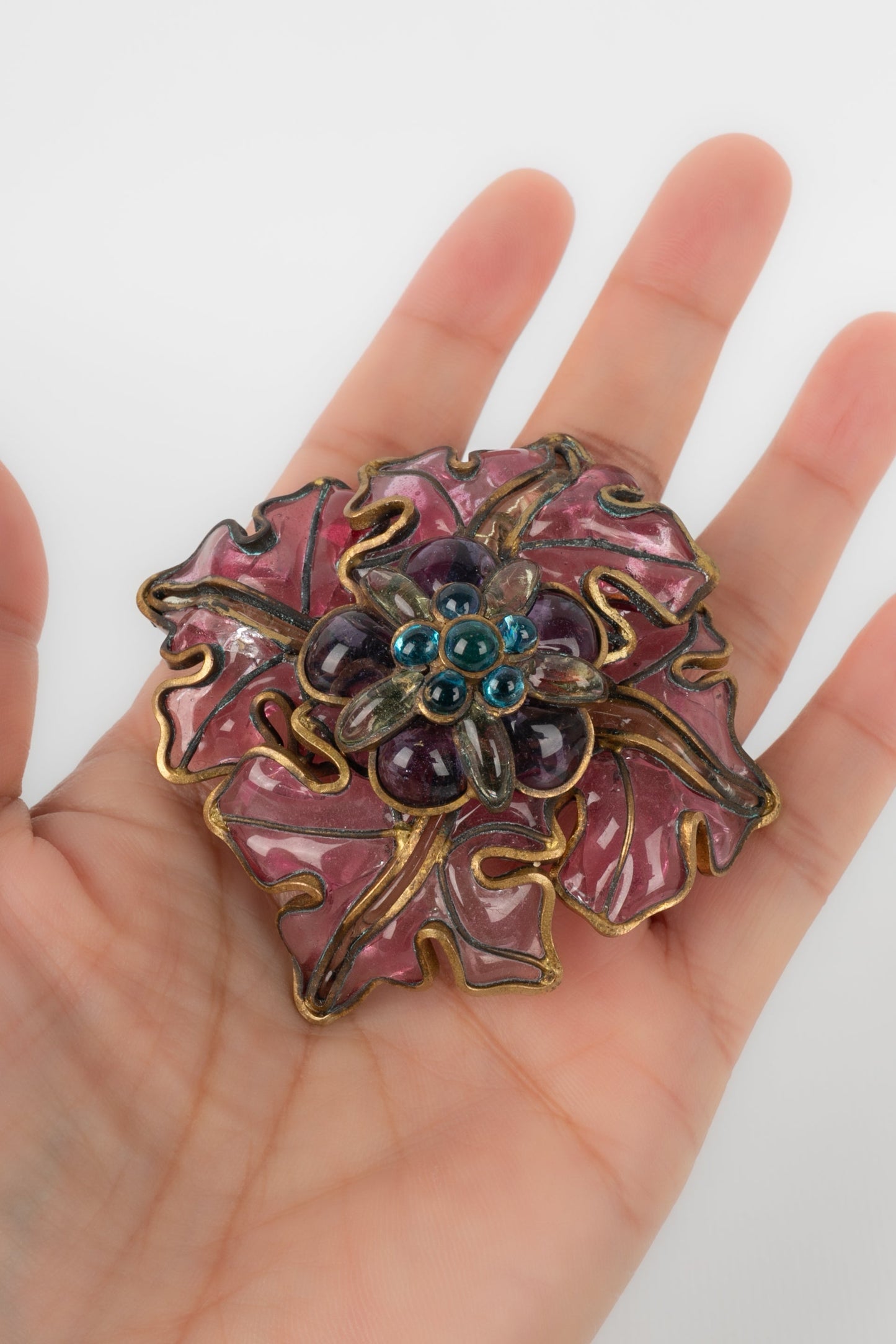 Broche en pte de verre Chanel 1990s