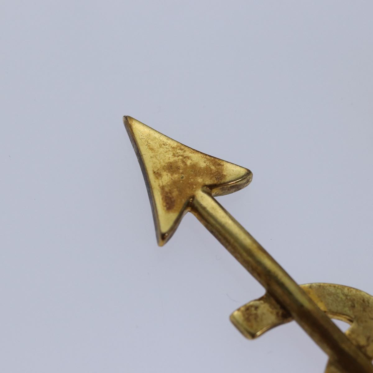CHANEL arrow Brooch metal Gold CC am6488