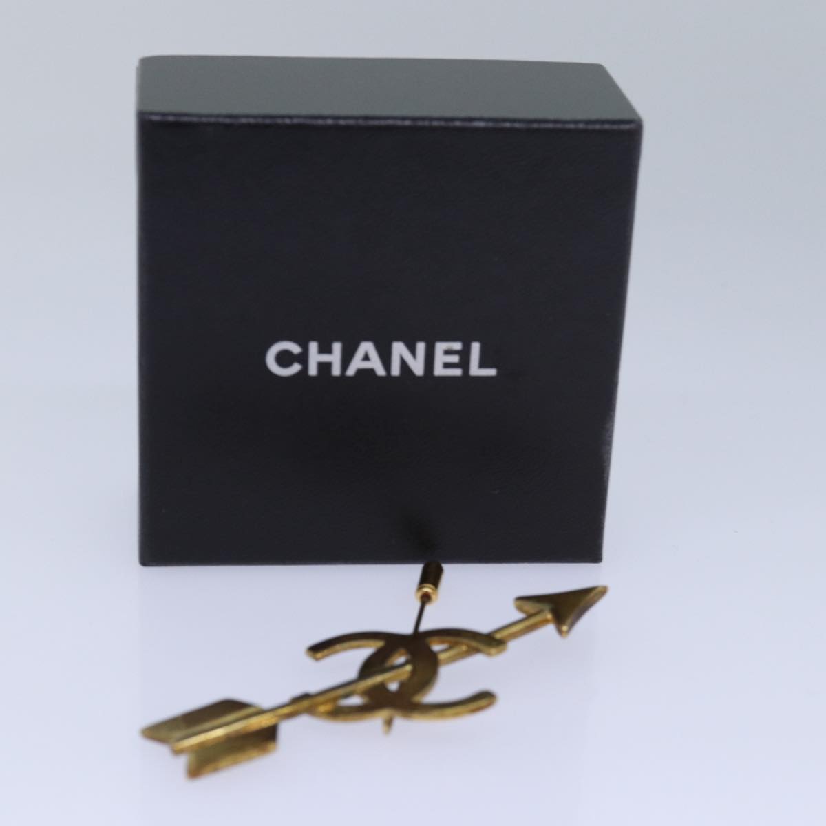 CHANEL arrow Brooch metal Gold CC am6488