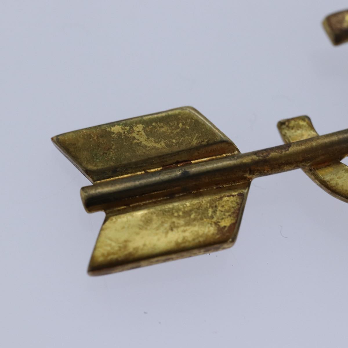 CHANEL arrow Brooch metal Gold CC am6488