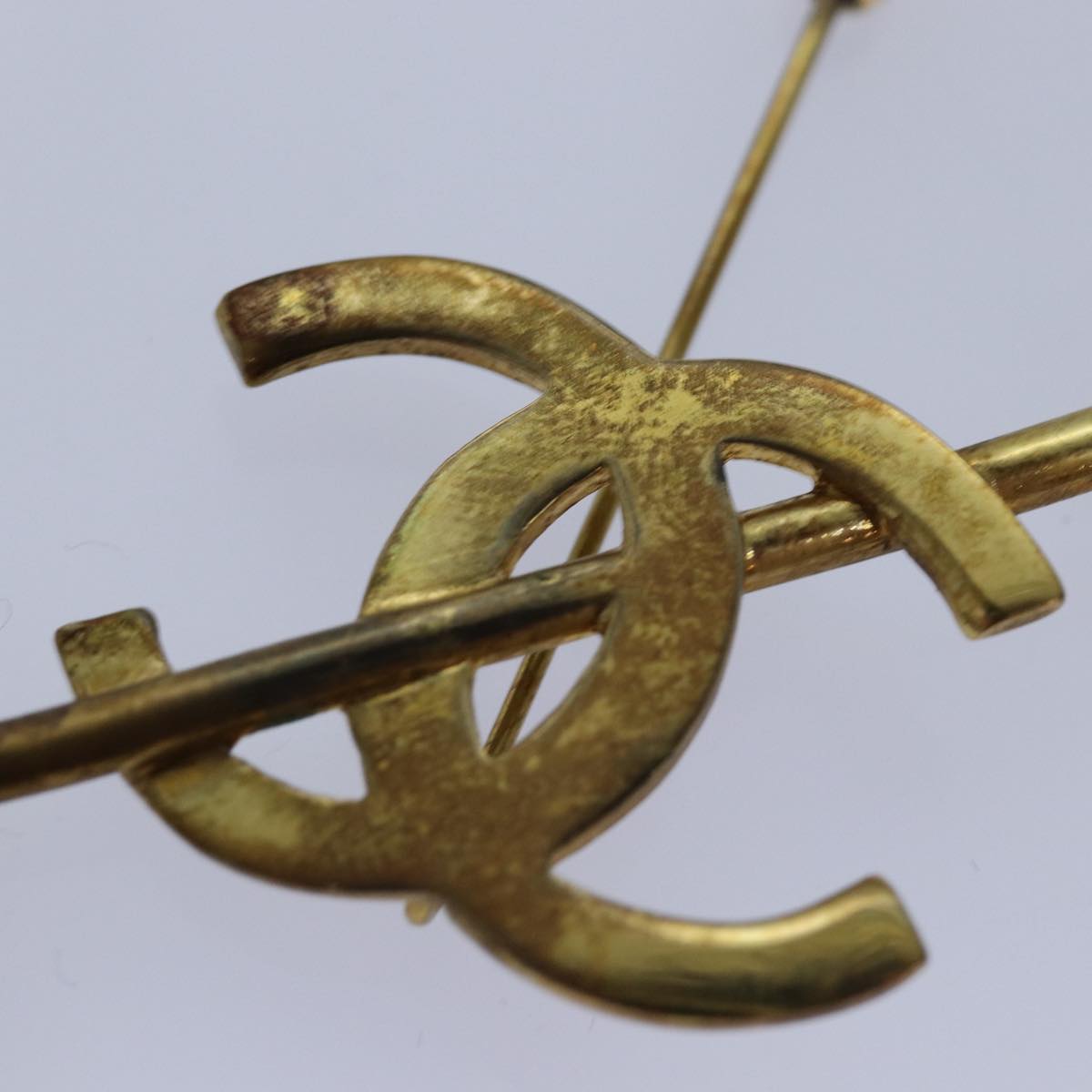 CHANEL arrow Brooch metal Gold CC am6488