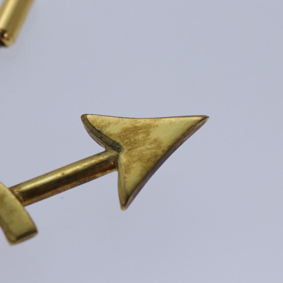 CHANEL arrow Brooch metal Gold CC am6488