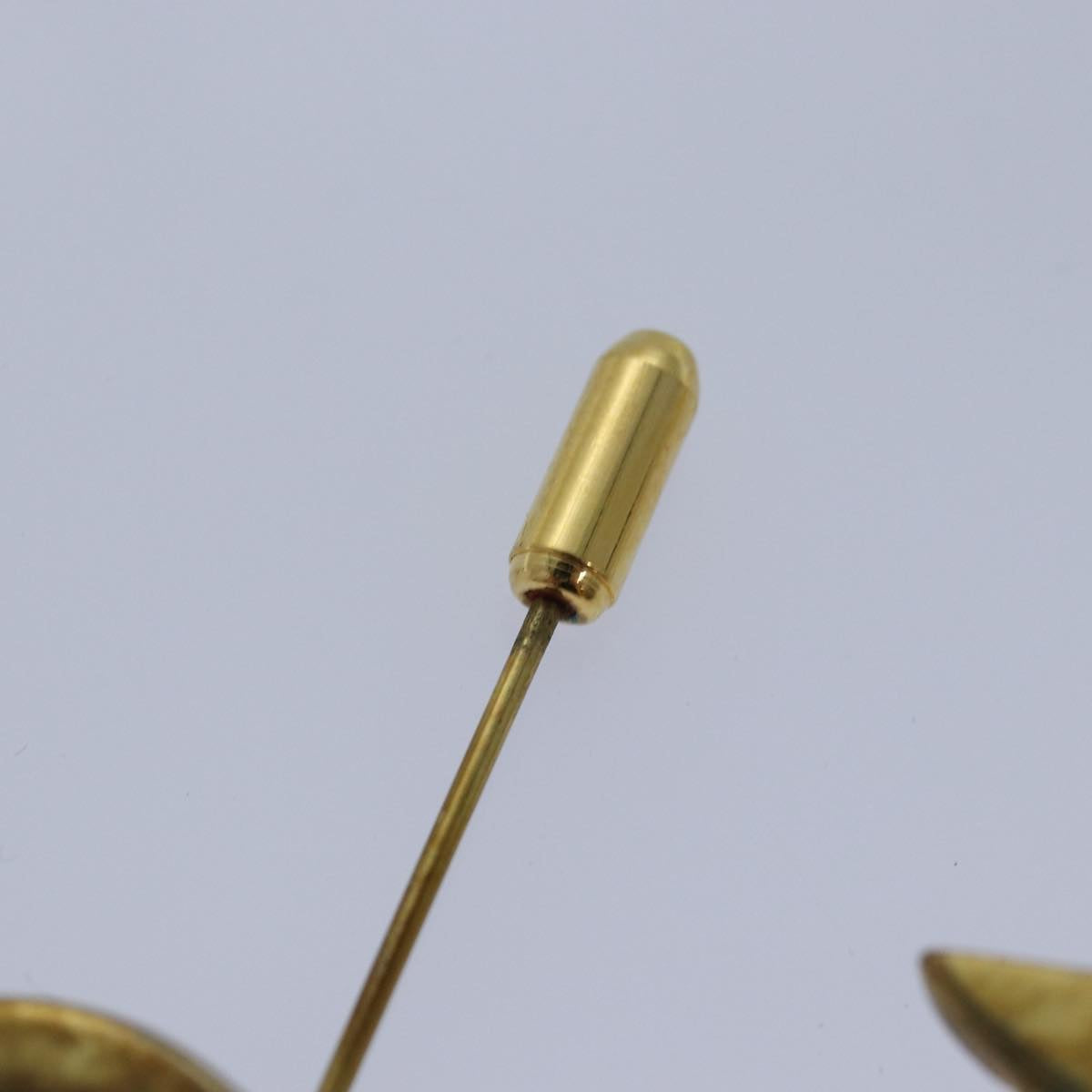 CHANEL arrow Brooch metal Gold CC am6488