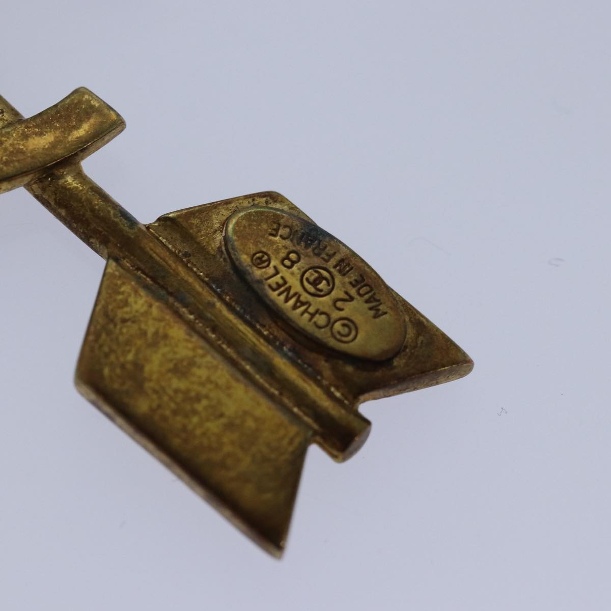 CHANEL arrow Brooch metal Gold CC am6488