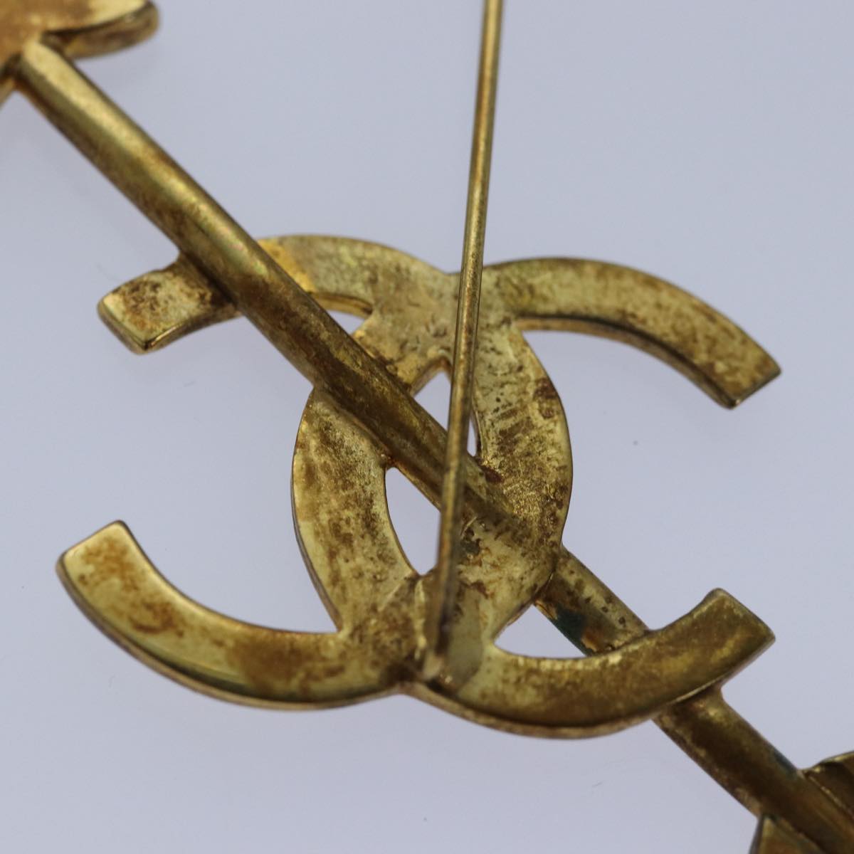 CHANEL arrow Brooch metal Gold CC am6488