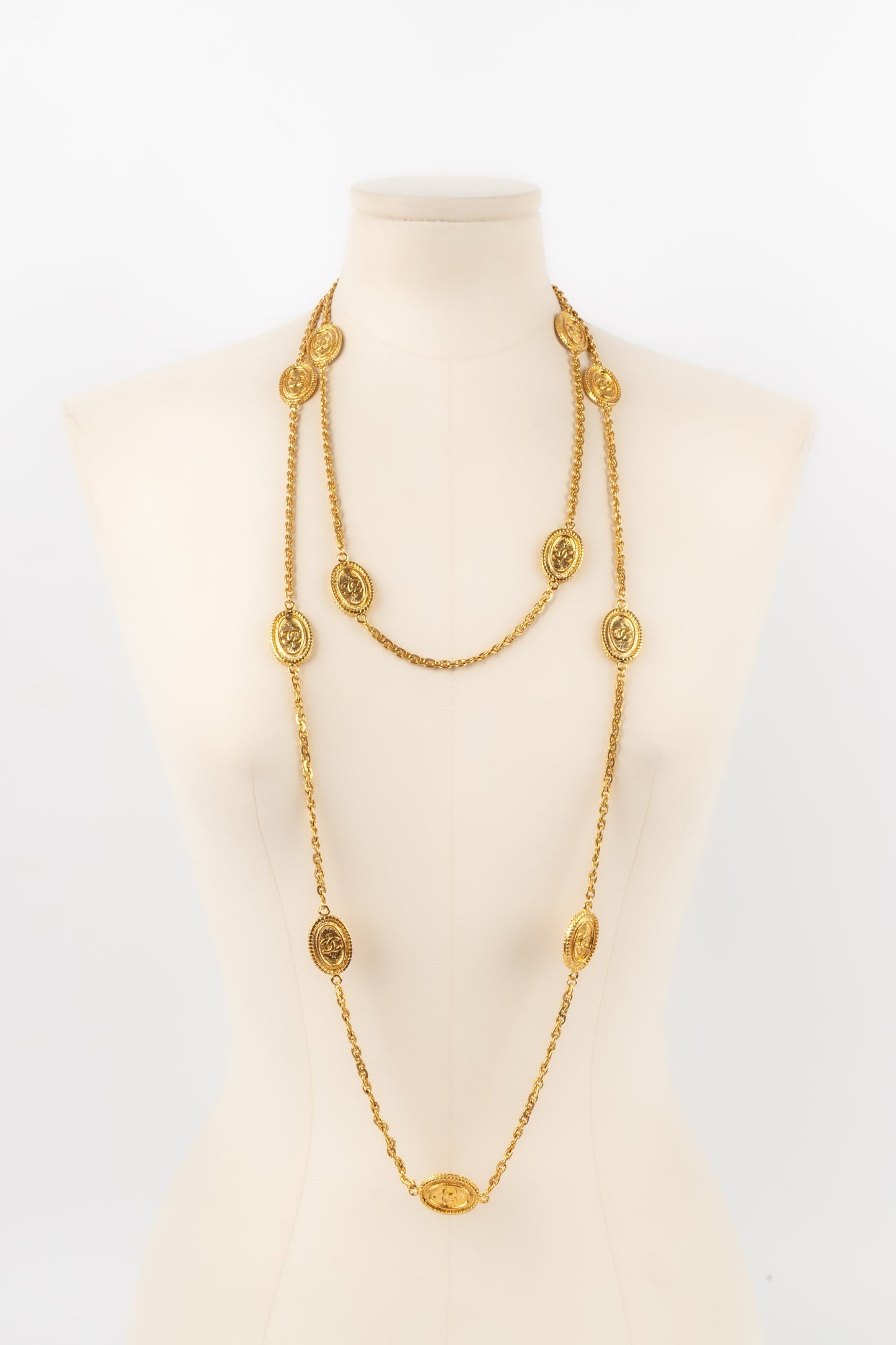 Collier / Sautoir en mtal dor Chanel 1980's