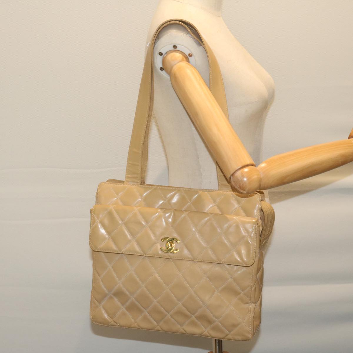 CHANEL Shoulder Bag Patent leather Beige CC bs10487