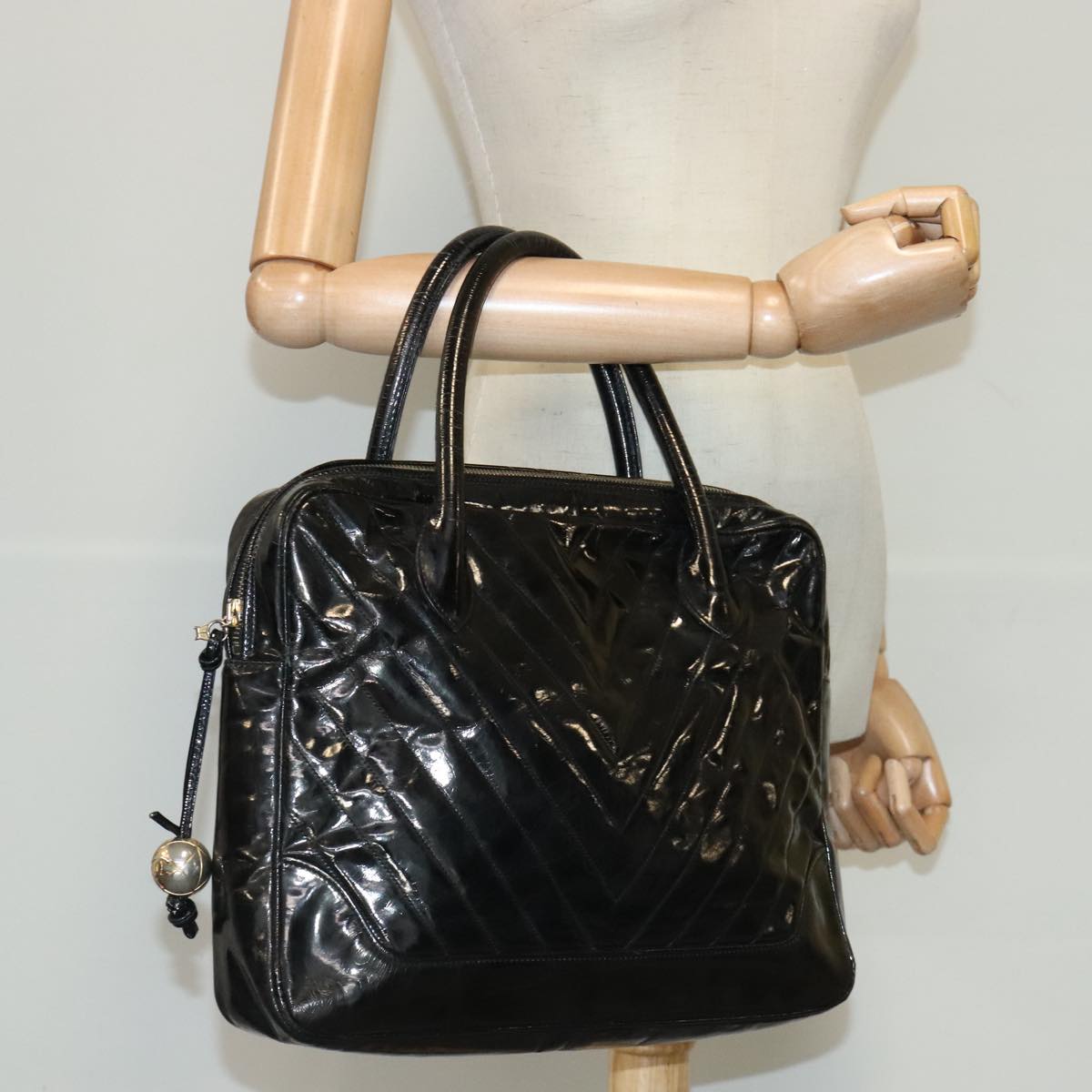 CHANEL V Stitch Hand Bag Patent leather Black Gold CC bs19212