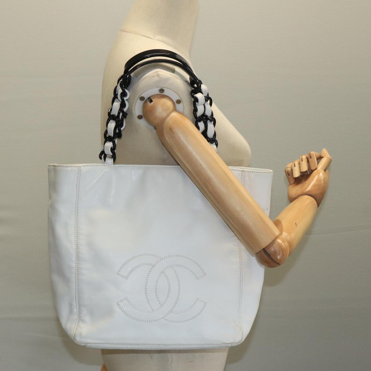 CHANEL Tote Bag Lamb Skin White CC bs21711