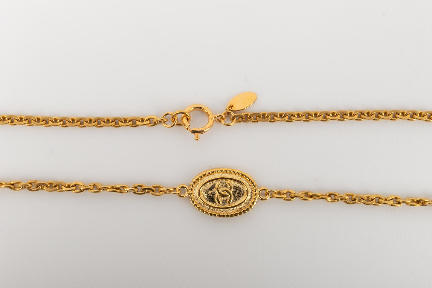 Collier / Sautoir en mtal dor Chanel 1980's