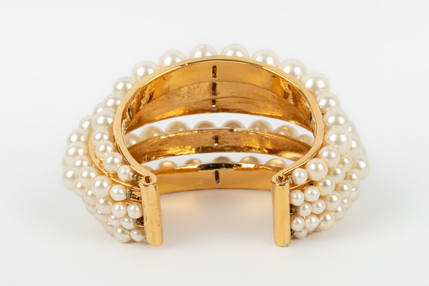 Bracelet manchette de perles nacres Chanel