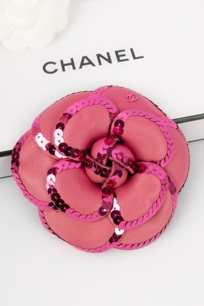 Broche camlia en cuir Chanel