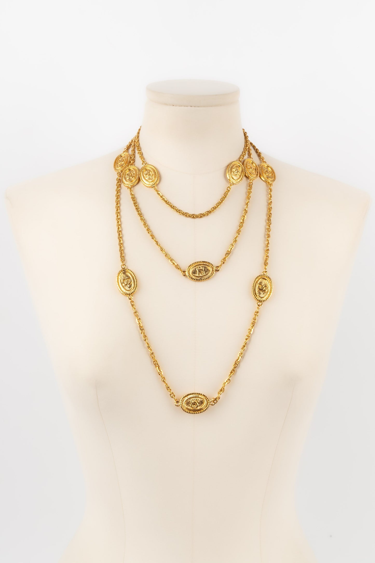 Collier / Sautoir en mtal dor Chanel 1980's