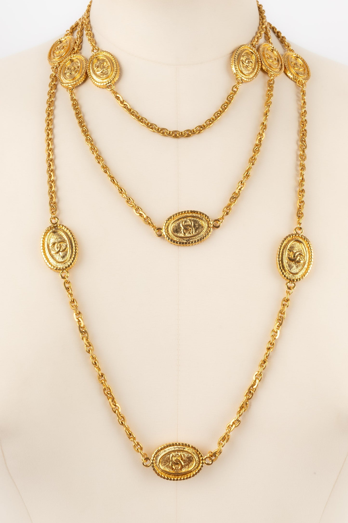 Collier / Sautoir en mtal dor Chanel 1980's