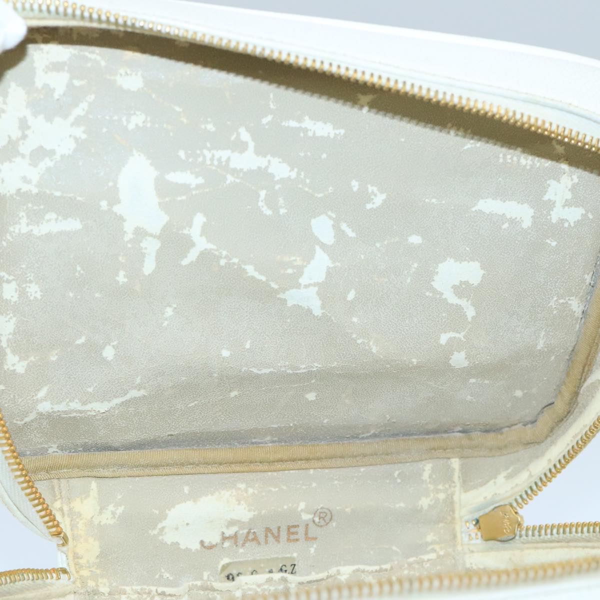 CHANEL Vanity Pouch Caviar Skin White Gold CC fm4190