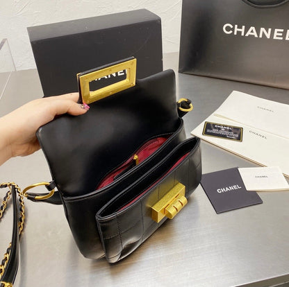 Chanel black leather Handbag