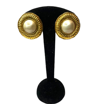 Chanel vintage clip round earrings with glass pearl  - 1990s