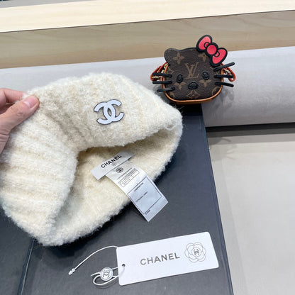 CHANEL BEANIE HAT IN WHITE WOOL 413328