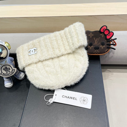 CHANEL BEANIE HAT IN WHITE WOOL 413328