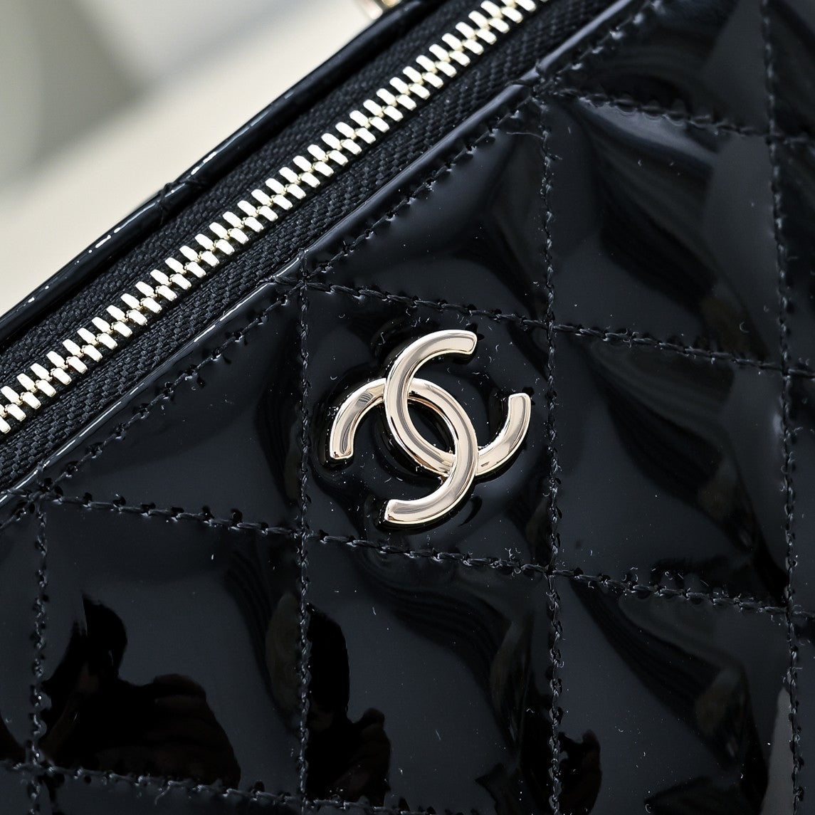 CHANEL 24P Vanity Top Handle 16.5cm Black Patent Calfskin Light Gold Hardware