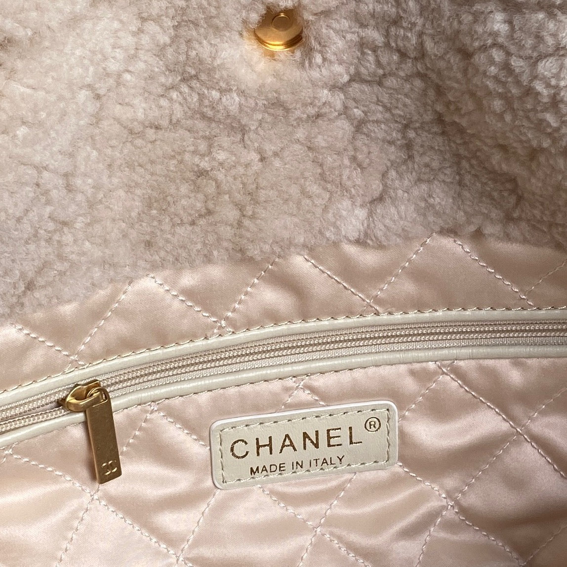 CHANEL 24K Hobo 22 Bag 35cm Beige Wool Fur