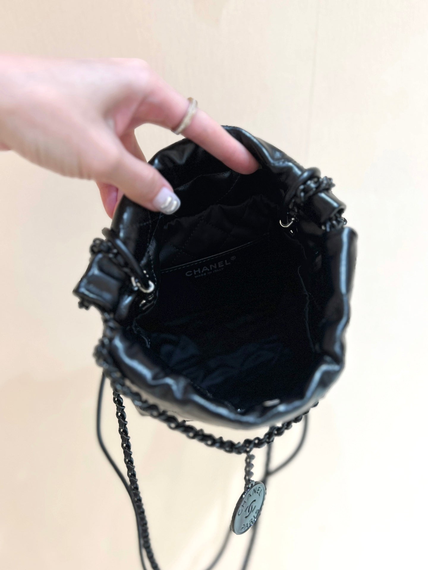 CHANEL cc22 mini hobo bag 20cm all black lambskin