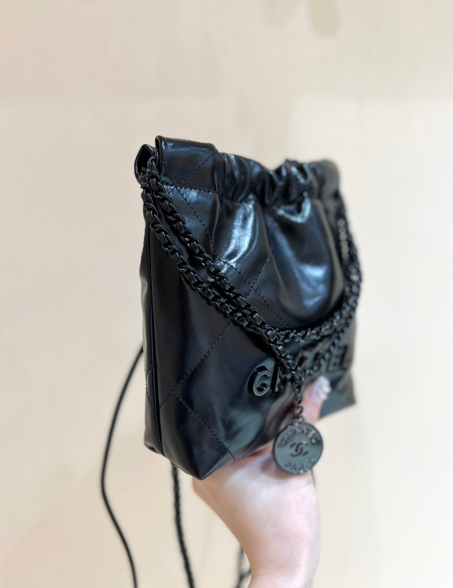 CHANEL cc22 mini hobo bag 20cm all black lambskin