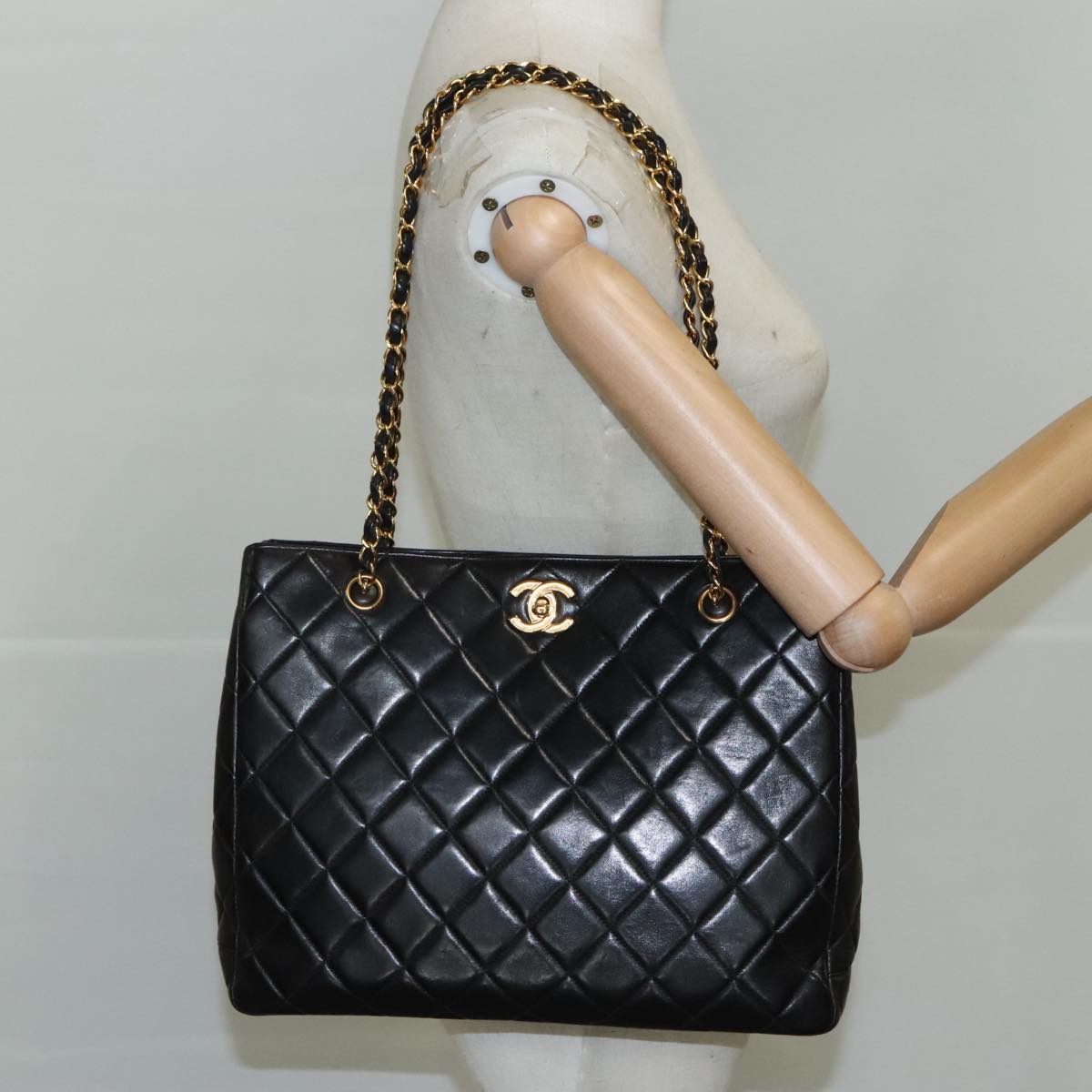 CHANEL Matelasse Chain Tote Bag Lamb Skin Black Gold CC yk16779A